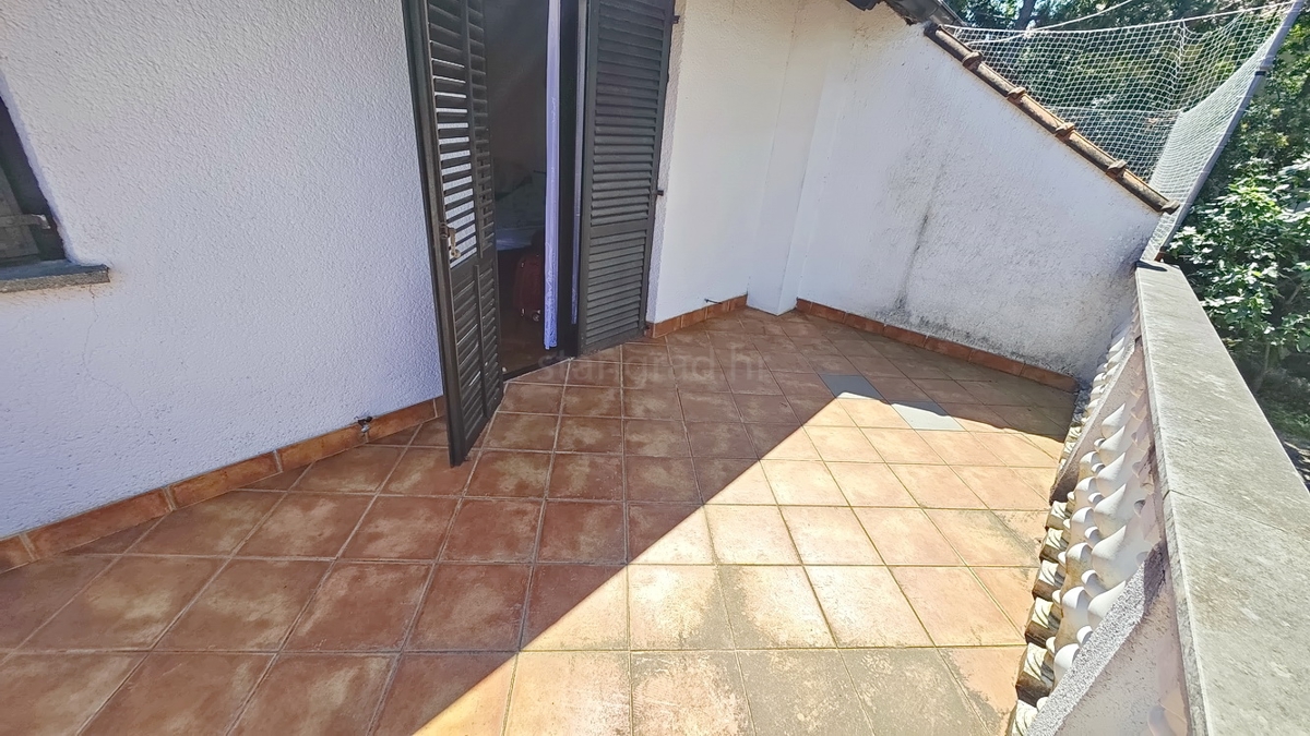 Zona di Vrbnik, casa bifamiliare con giardino in ottima posizione!