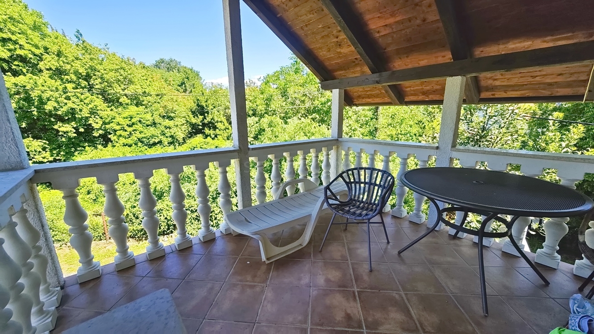 Zona di Vrbnik, casa bifamiliare con giardino in ottima posizione!