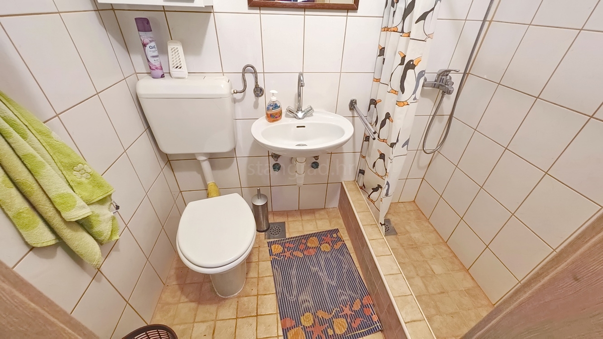 Zona di Vrbnik, casa bifamiliare con giardino in ottima posizione!