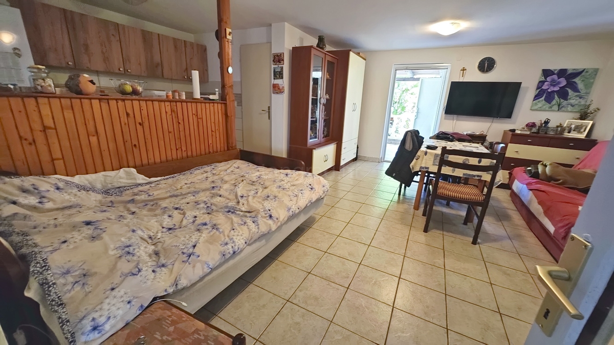 Zona di Vrbnik, casa bifamiliare con giardino in ottima posizione!