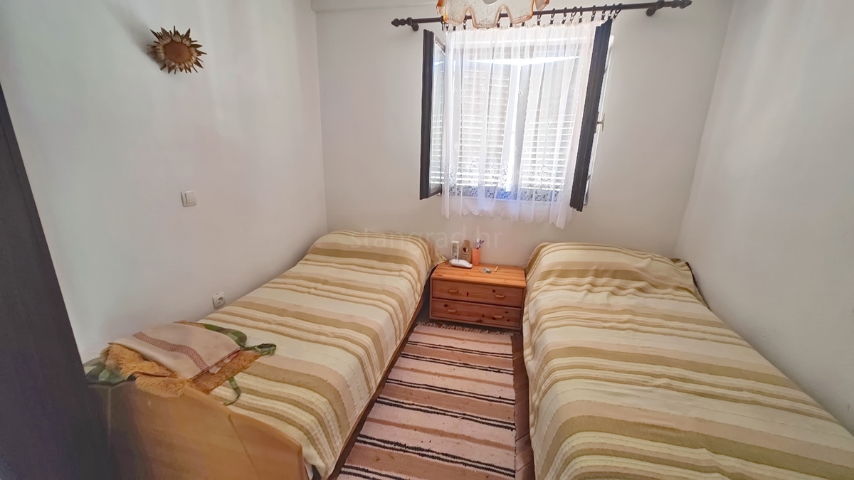 Zona di Vrbnik, casa bifamiliare con giardino in ottima posizione!