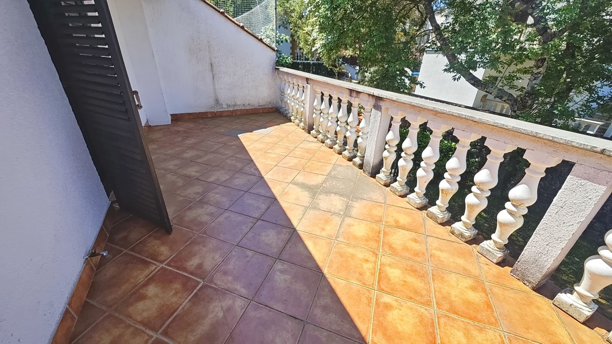 Zona di Vrbnik, casa bifamiliare con giardino in ottima posizione!