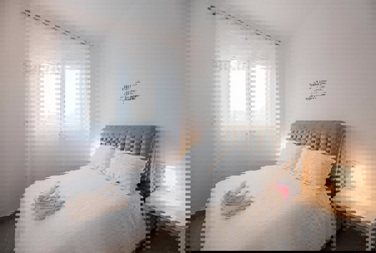 Krk, dintorni, una villa dal design moderno con 4 unità abitative e una bellissima vista sul mare