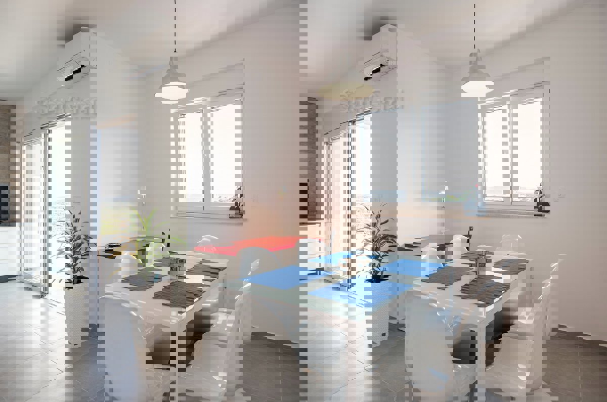 Krk, dintorni, una villa dal design moderno con 4 unità abitative e una bellissima vista sul mare