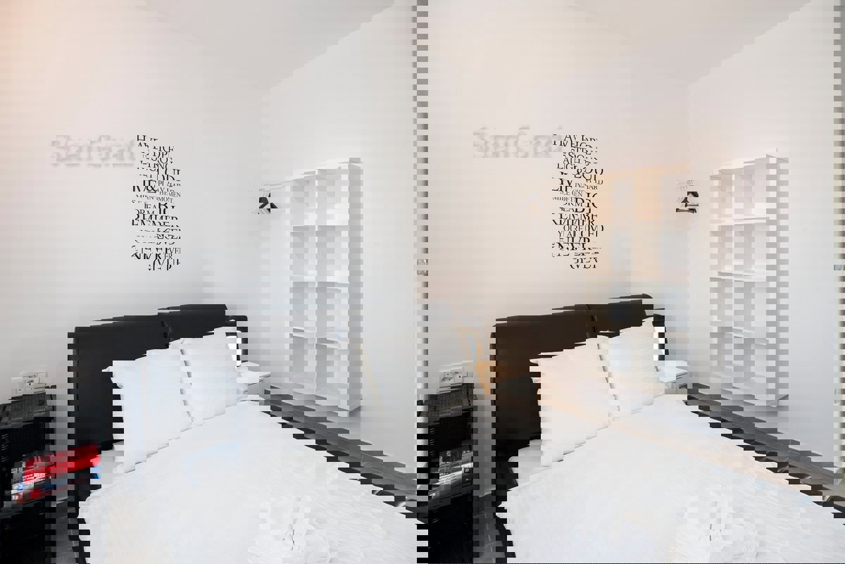 Krk, dintorni, una villa dal design moderno con 4 unità abitative e una bellissima vista sul mare