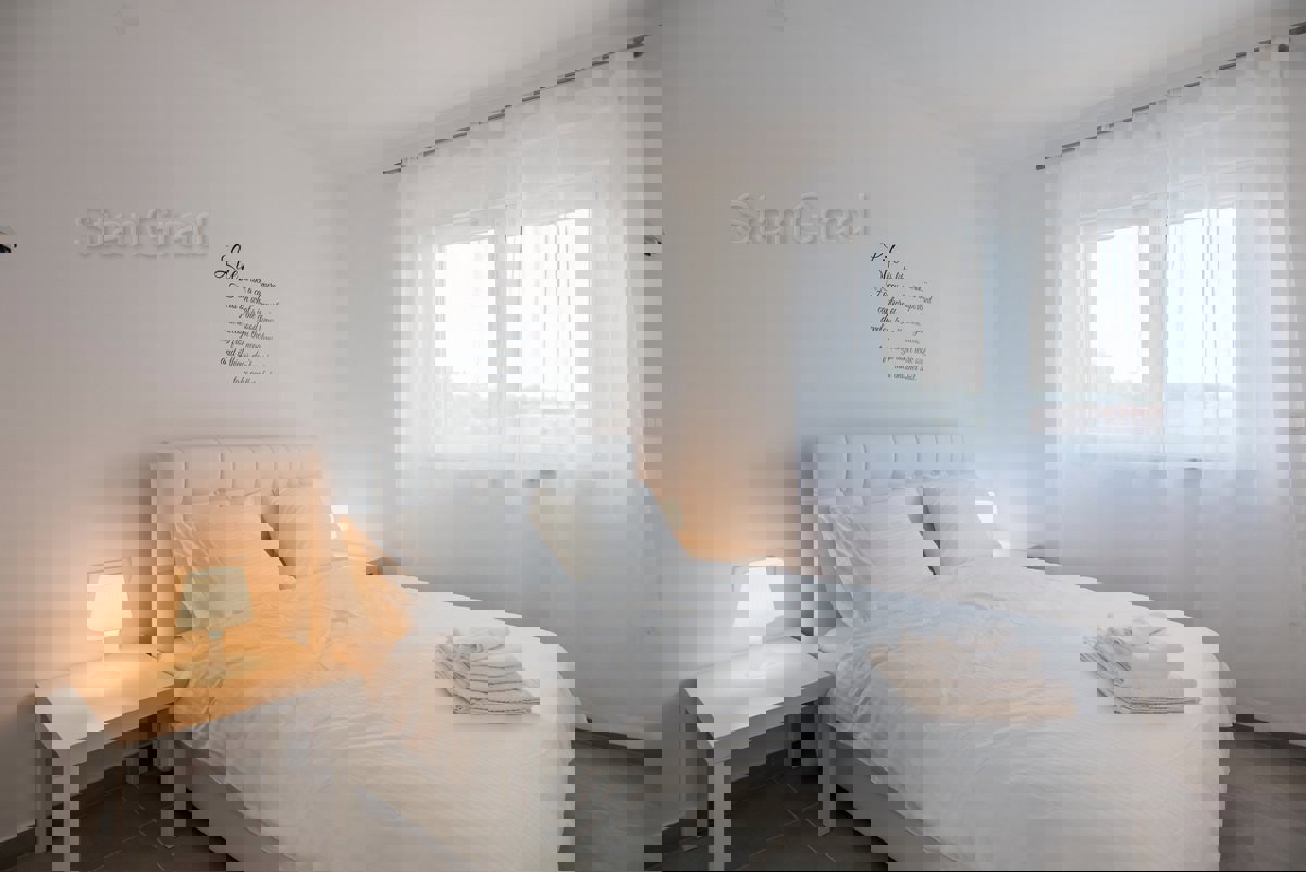 Krk, dintorni, una villa dal design moderno con 4 unità abitative e una bellissima vista sul mare