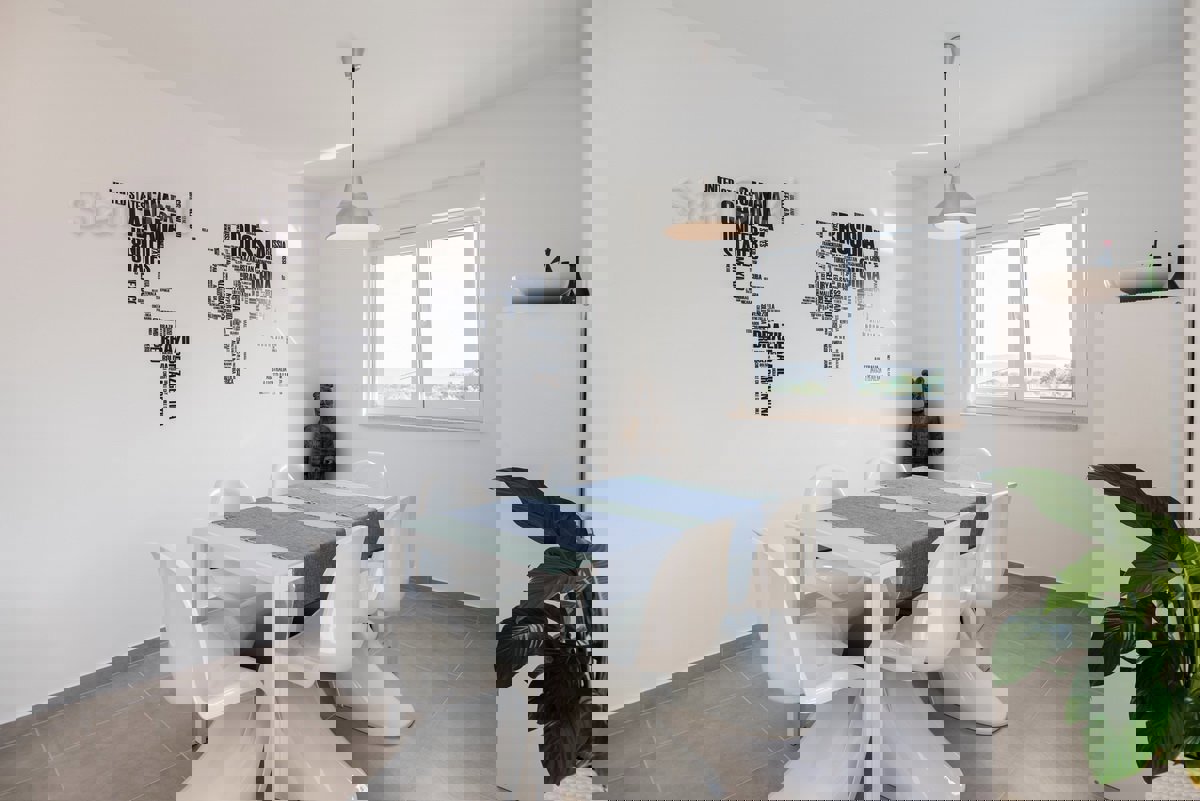 Krk, dintorni, una villa dal design moderno con 4 unità abitative e una bellissima vista sul mare