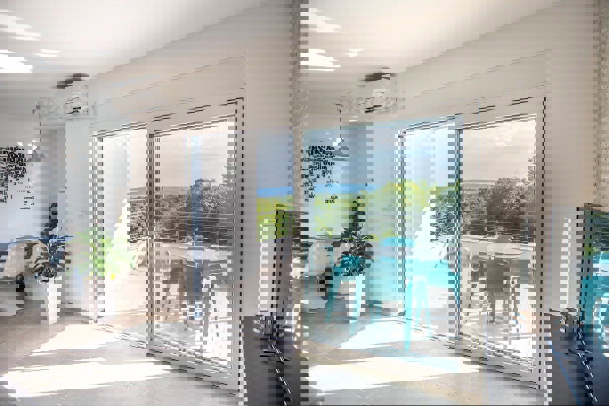 Krk, dintorni, una villa dal design moderno con 4 unità abitative e una bellissima vista sul mare