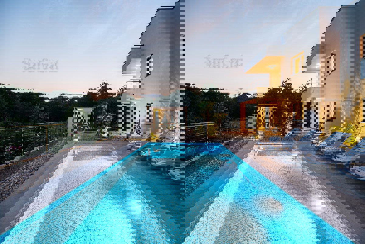 Krk, dintorni, una villa dal design moderno con 4 unità abitative e una bellissima vista sul mare