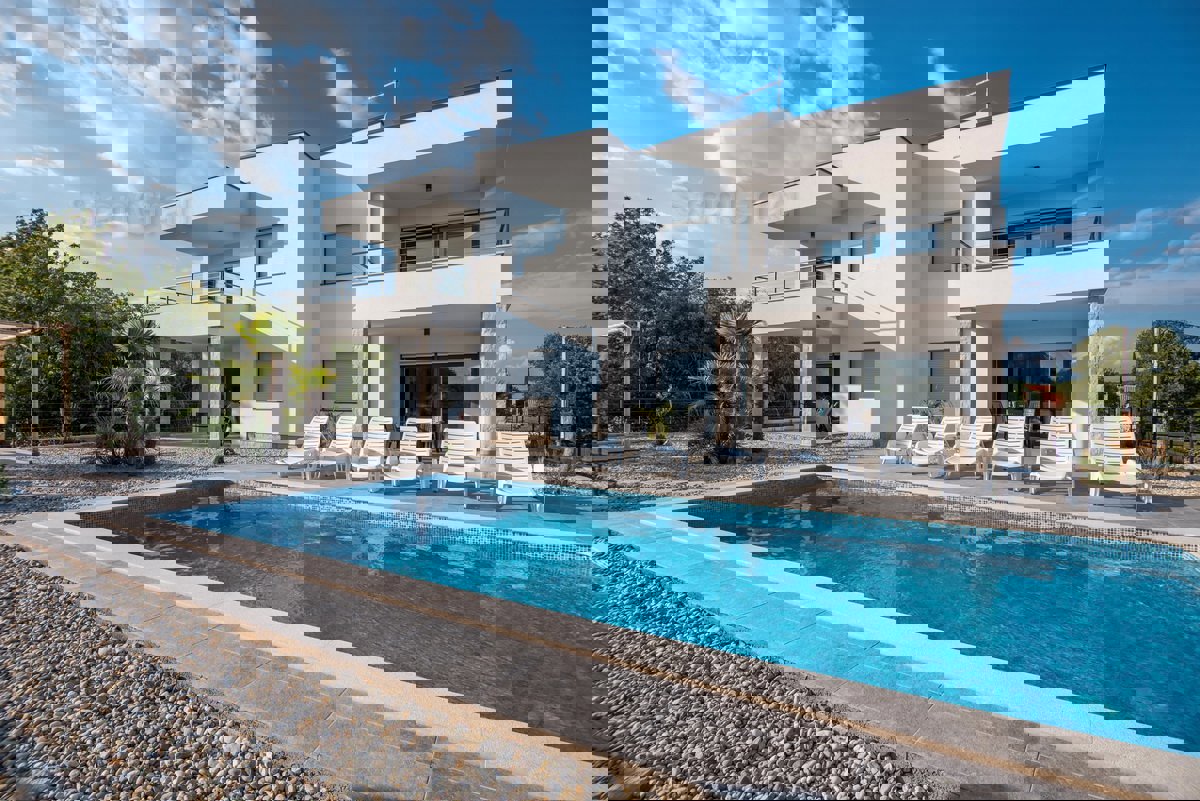 Krk, dintorni, una villa dal design moderno con 4 unità abitative e una bellissima vista sul mare