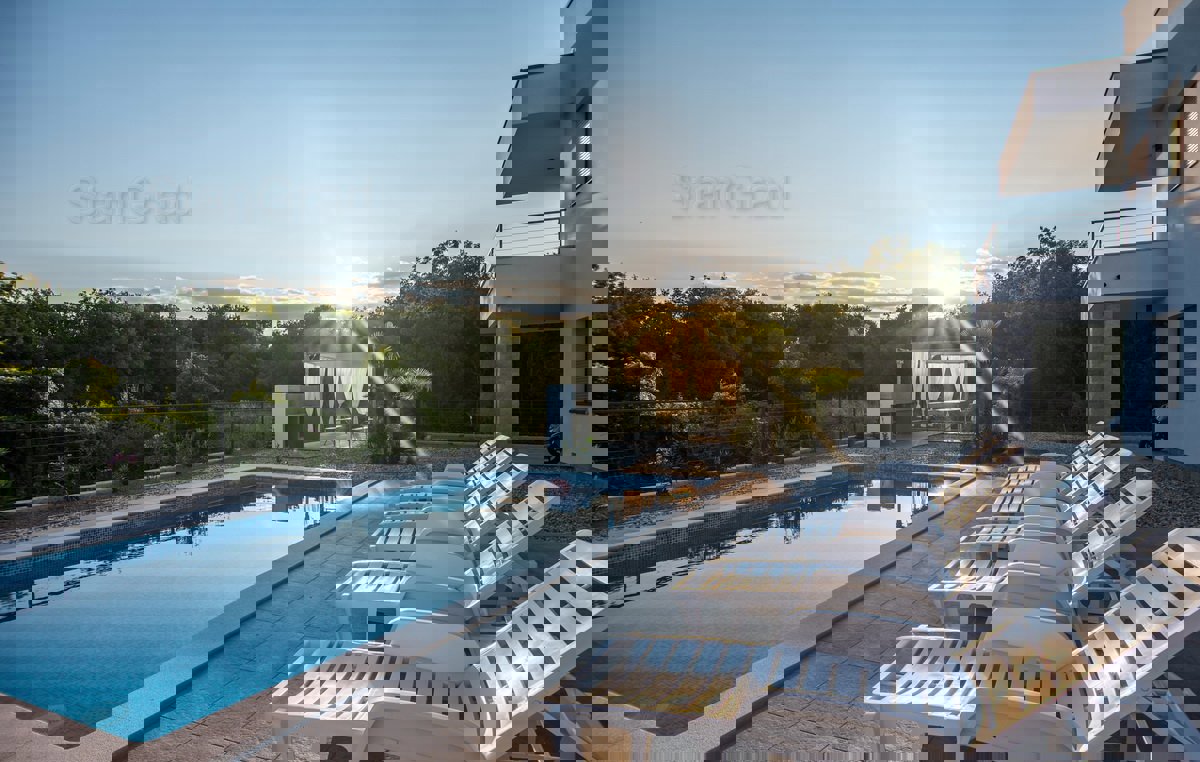 Krk, dintorni, una villa dal design moderno con 4 unità abitative e una bellissima vista sul mare