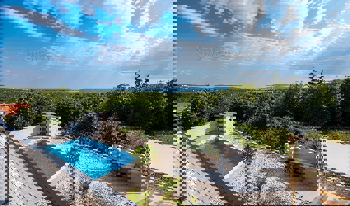 Krk, dintorni, una villa dal design moderno con 4 unità abitative e una bellissima vista sul mare