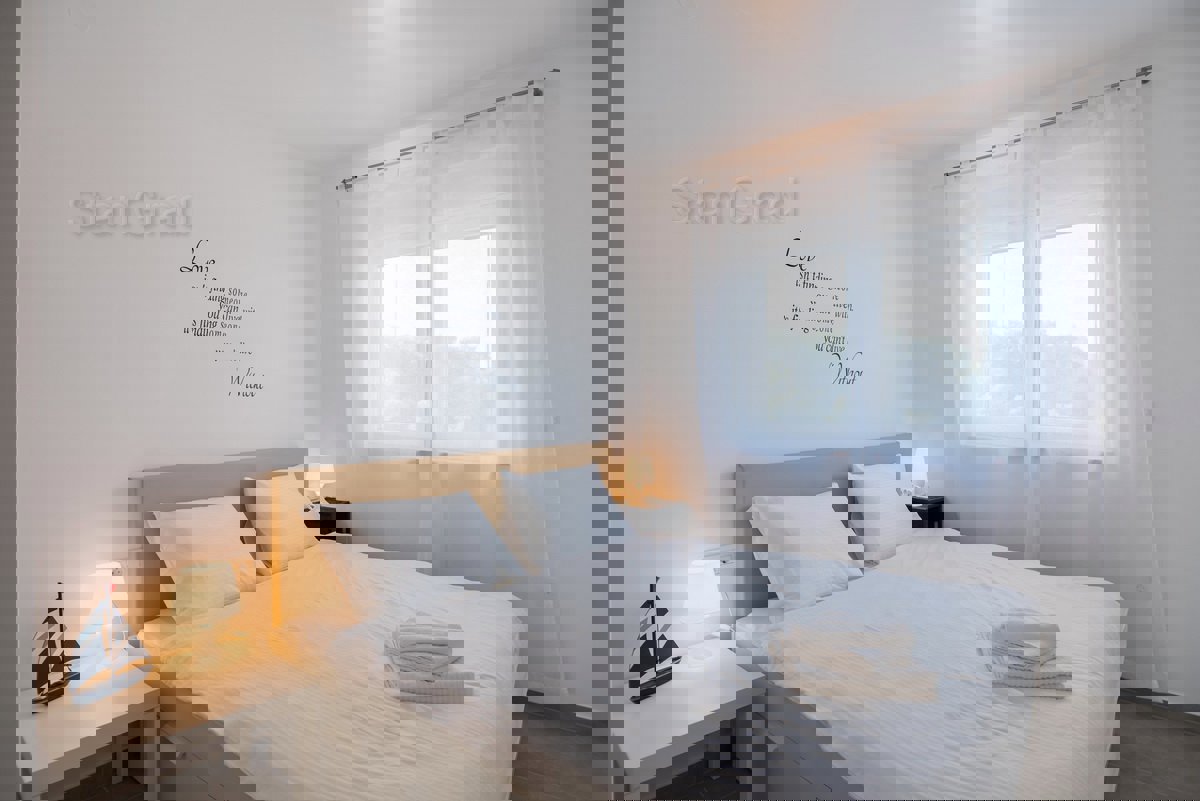 Krk, dintorni, una villa dal design moderno con 4 unità abitative e una bellissima vista sul mare