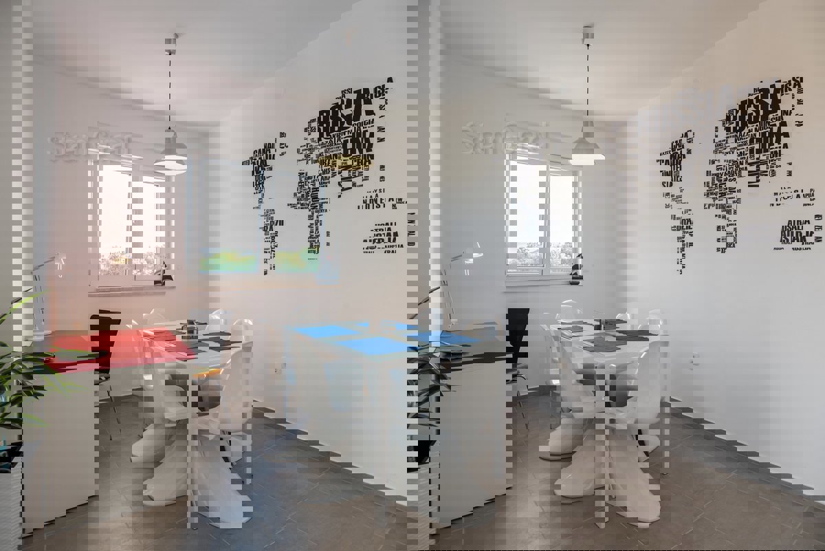 Krk, dintorni, una villa dal design moderno con 4 unità abitative e una bellissima vista sul mare