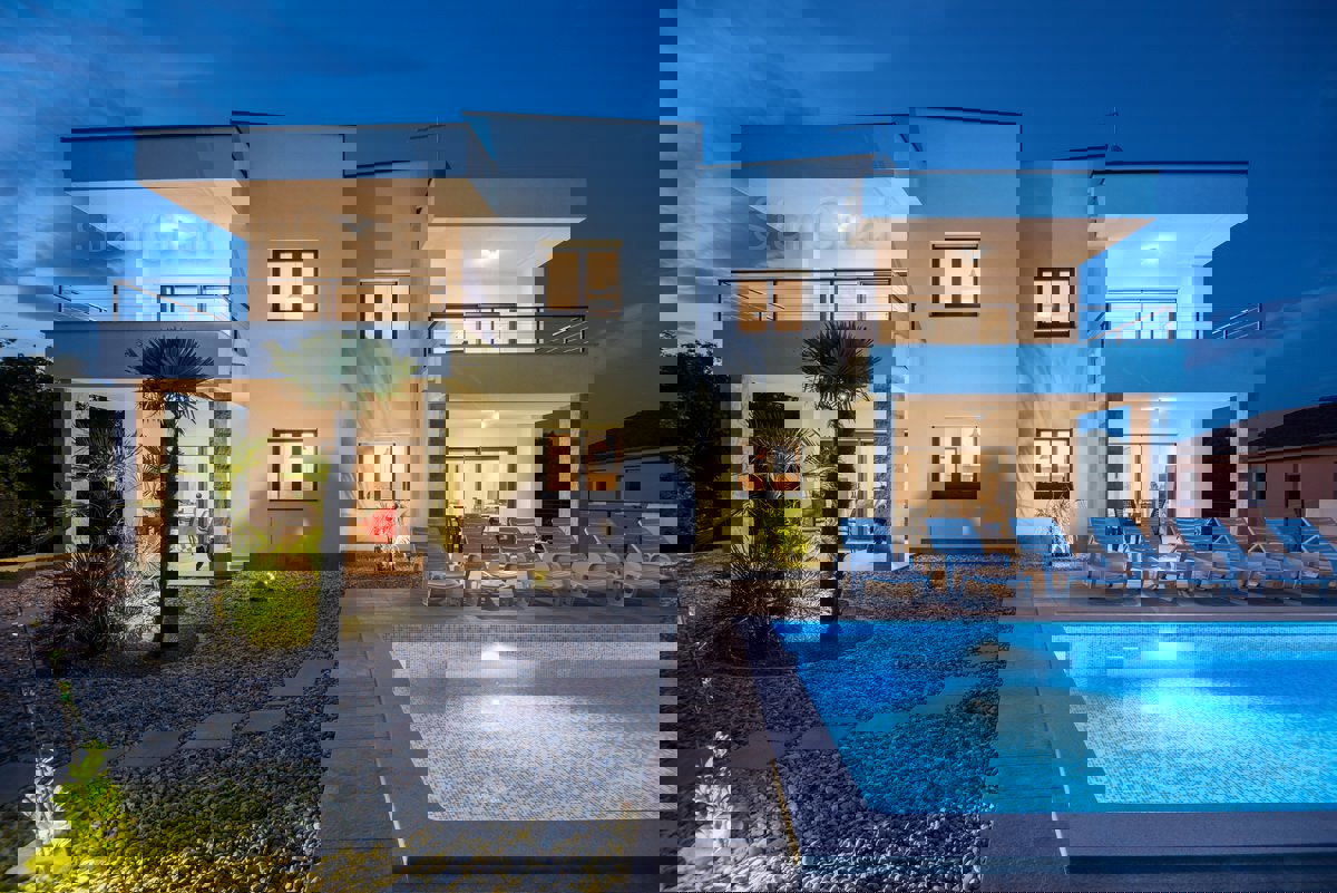 Krk, dintorni, una villa dal design moderno con 4 unità abitative e una bellissima vista sul mare