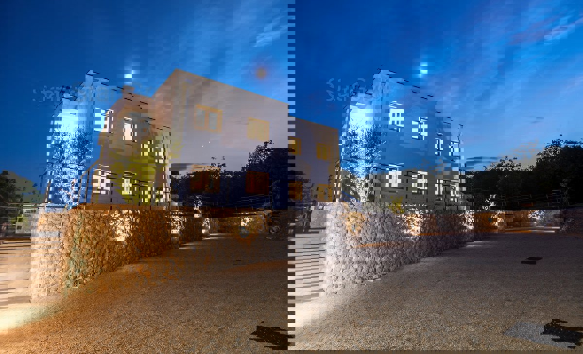 Krk, dintorni, una villa dal design moderno con 4 unità abitative e una bellissima vista sul mare