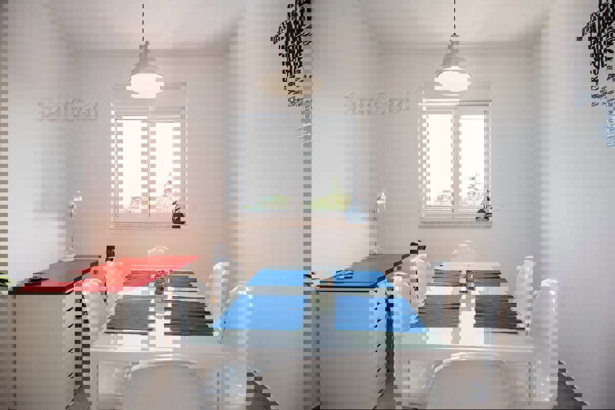 Krk, dintorni, una villa dal design moderno con 4 unità abitative e una bellissima vista sul mare