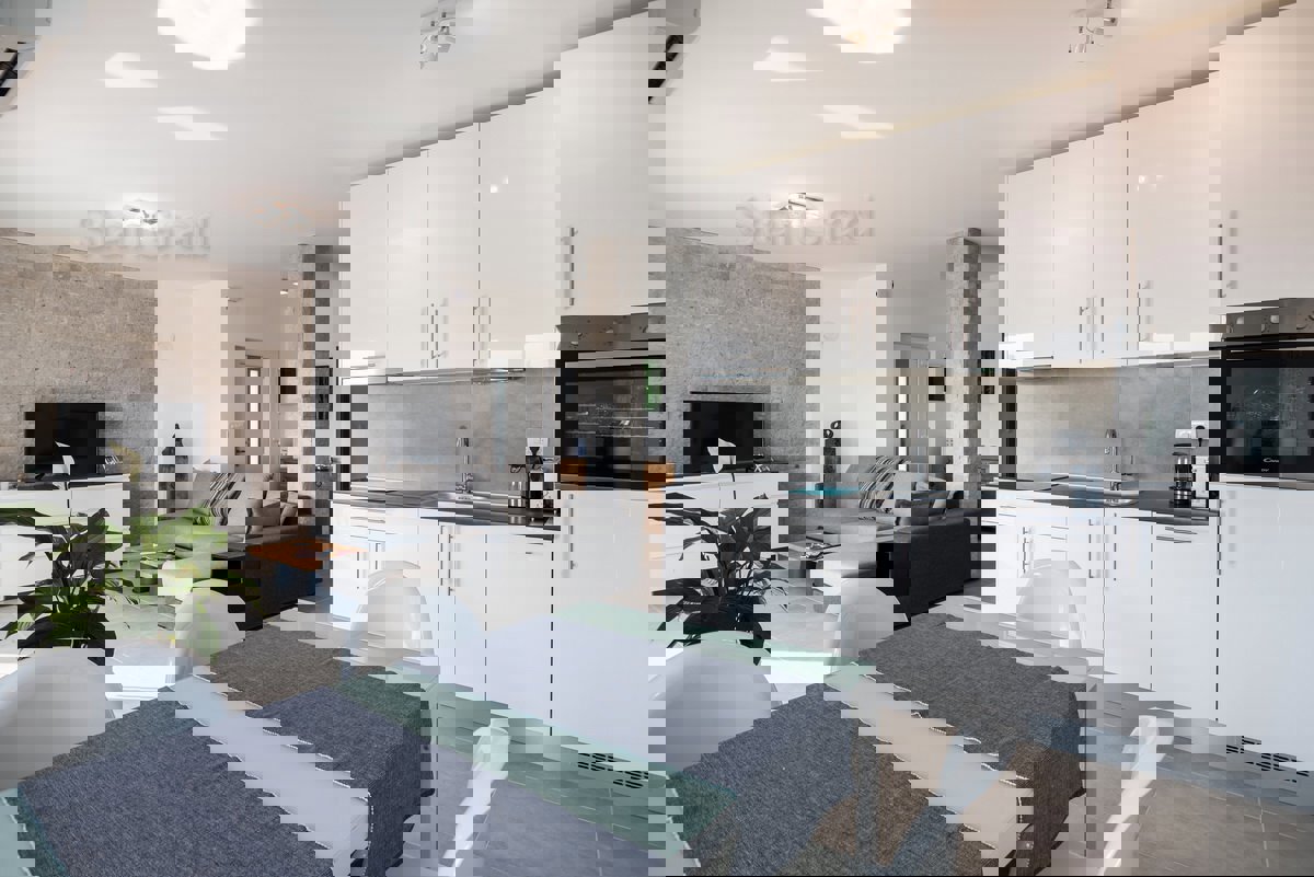 Krk, dintorni, una villa dal design moderno con 4 unità abitative e una bellissima vista sul mare