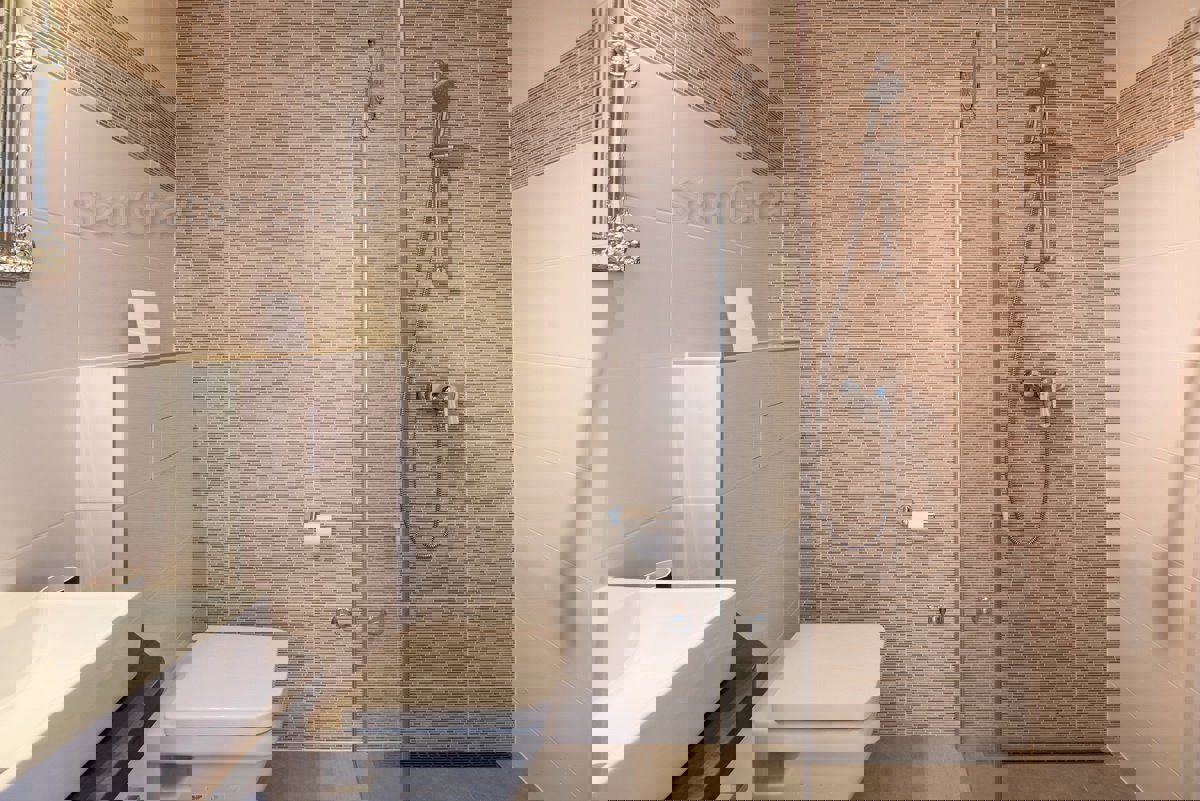 Krk, dintorni, una villa dal design moderno con 4 unità abitative e una bellissima vista sul mare