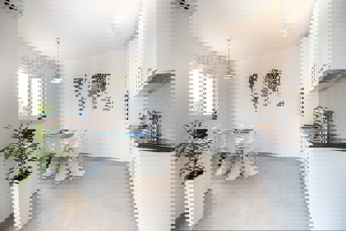 Krk, dintorni, una villa dal design moderno con 4 unità abitative e una bellissima vista sul mare