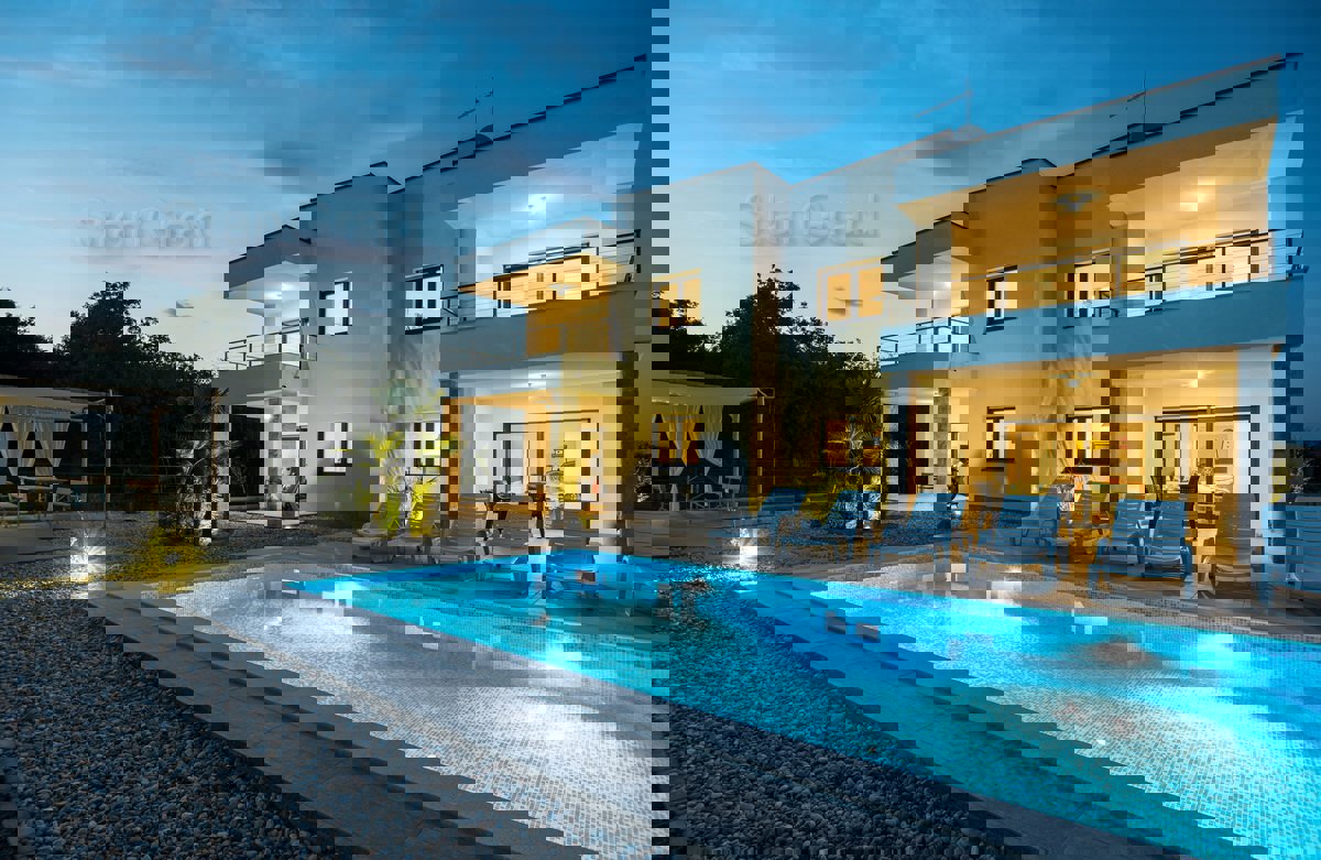 Krk, dintorni, una villa dal design moderno con 4 unità abitative e una bellissima vista sul mare