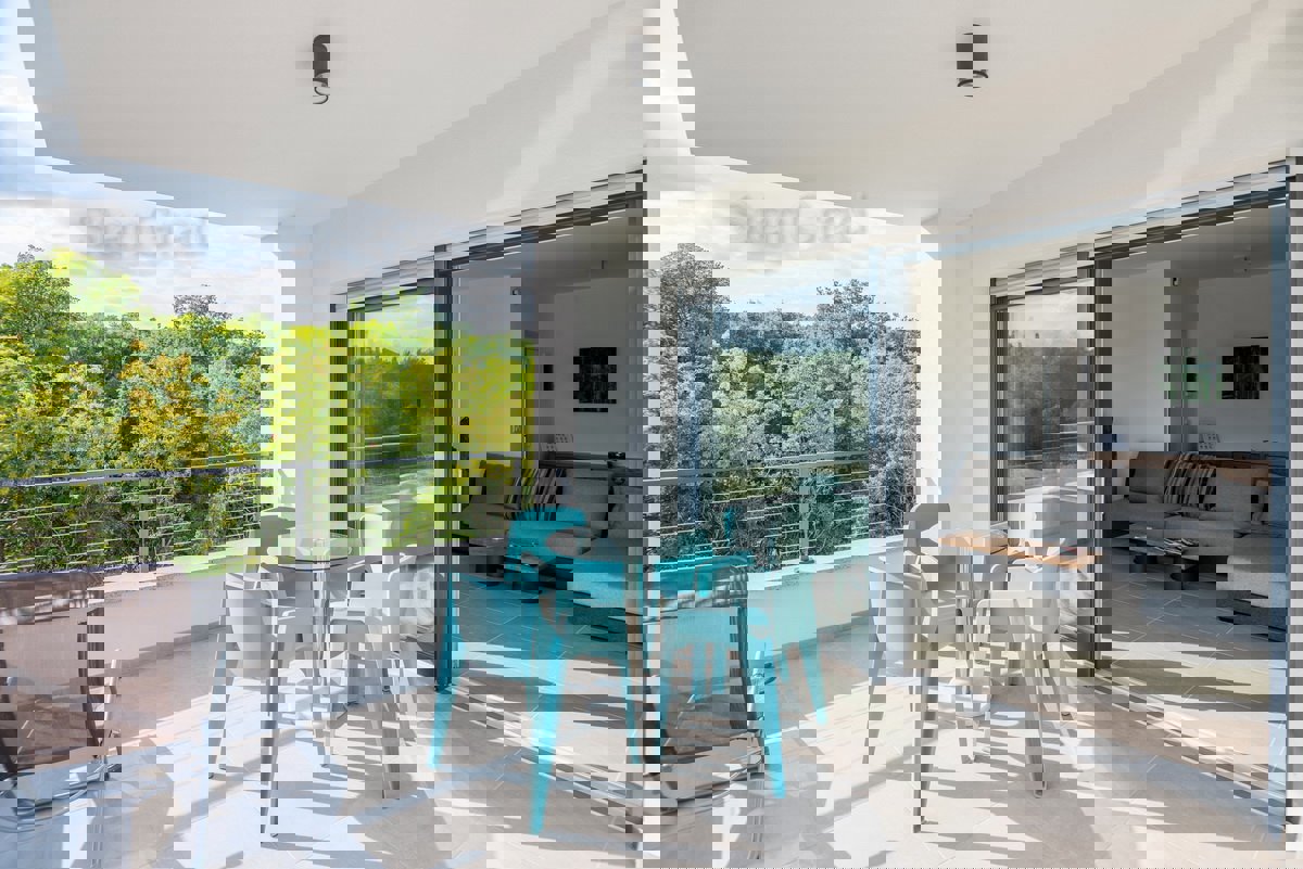 Krk, dintorni, una villa dal design moderno con 4 unità abitative e una bellissima vista sul mare