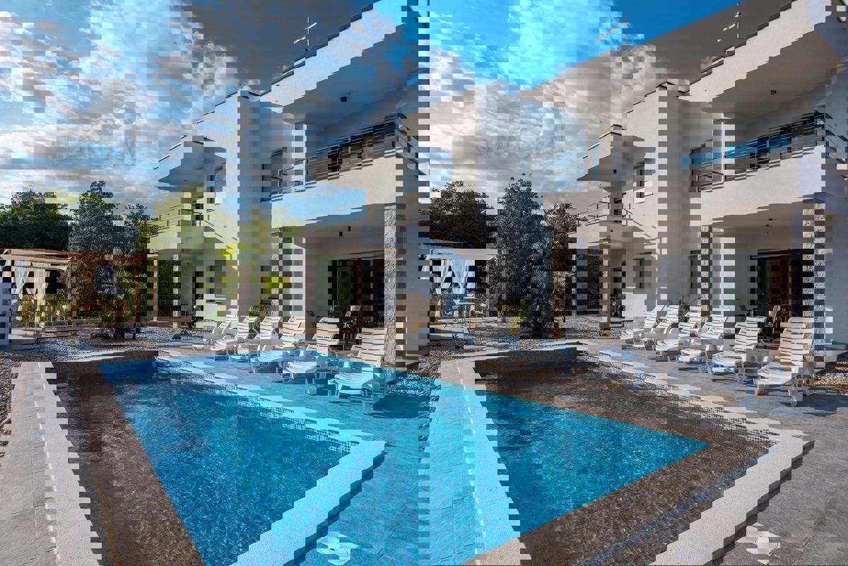 Krk, dintorni, una villa dal design moderno con 4 unità abitative e una bellissima vista sul mare