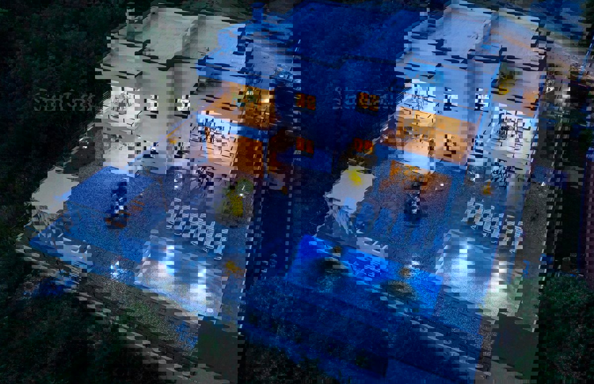 Krk, dintorni, una villa dal design moderno con 4 unità abitative e una bellissima vista sul mare