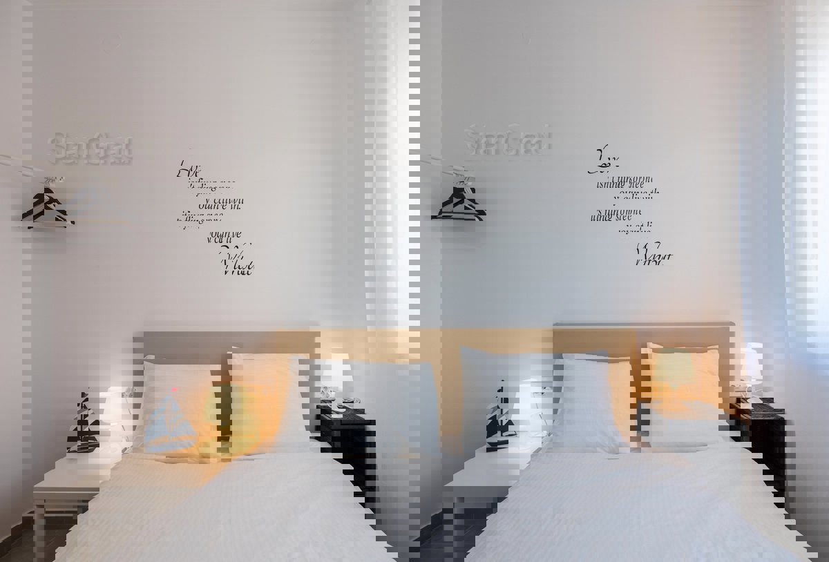 Krk, dintorni, una villa dal design moderno con 4 unità abitative e una bellissima vista sul mare