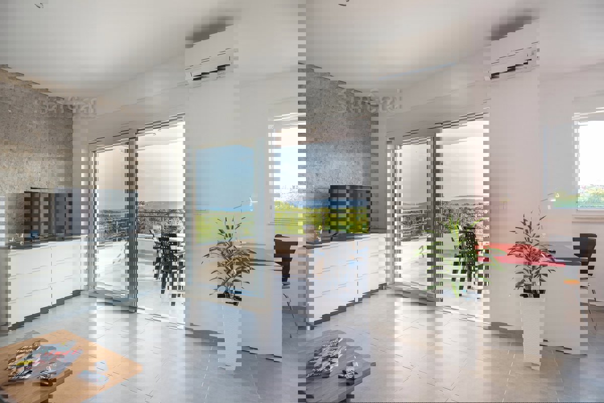 Krk, dintorni, una villa dal design moderno con 4 unità abitative e una bellissima vista sul mare