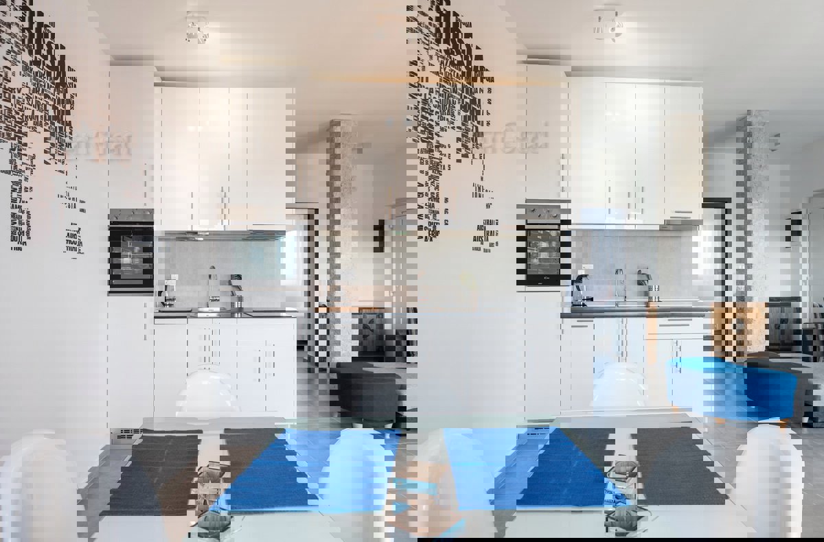 Krk, dintorni, una villa dal design moderno con 4 unità abitative e una bellissima vista sul mare