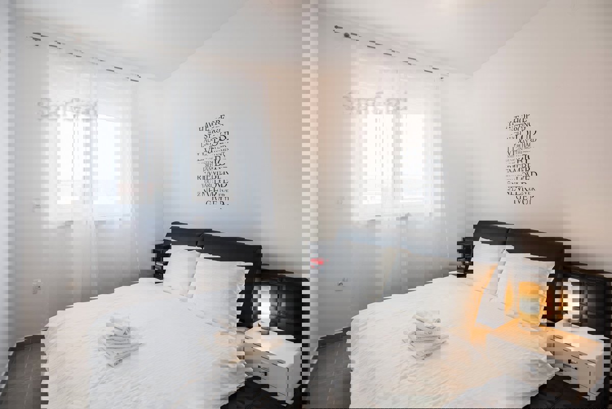 Krk, dintorni, una villa dal design moderno con 4 unità abitative e una bellissima vista sul mare