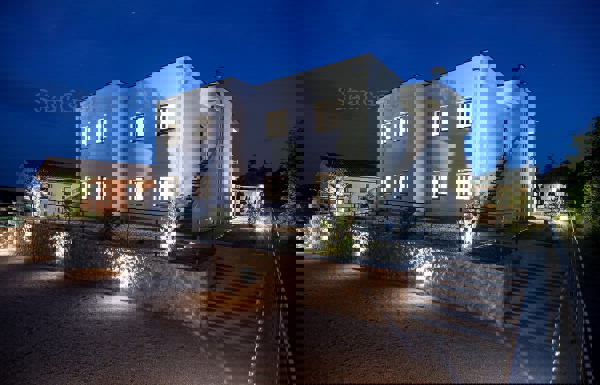 Krk, dintorni, una villa dal design moderno con 4 unità abitative e una bellissima vista sul mare