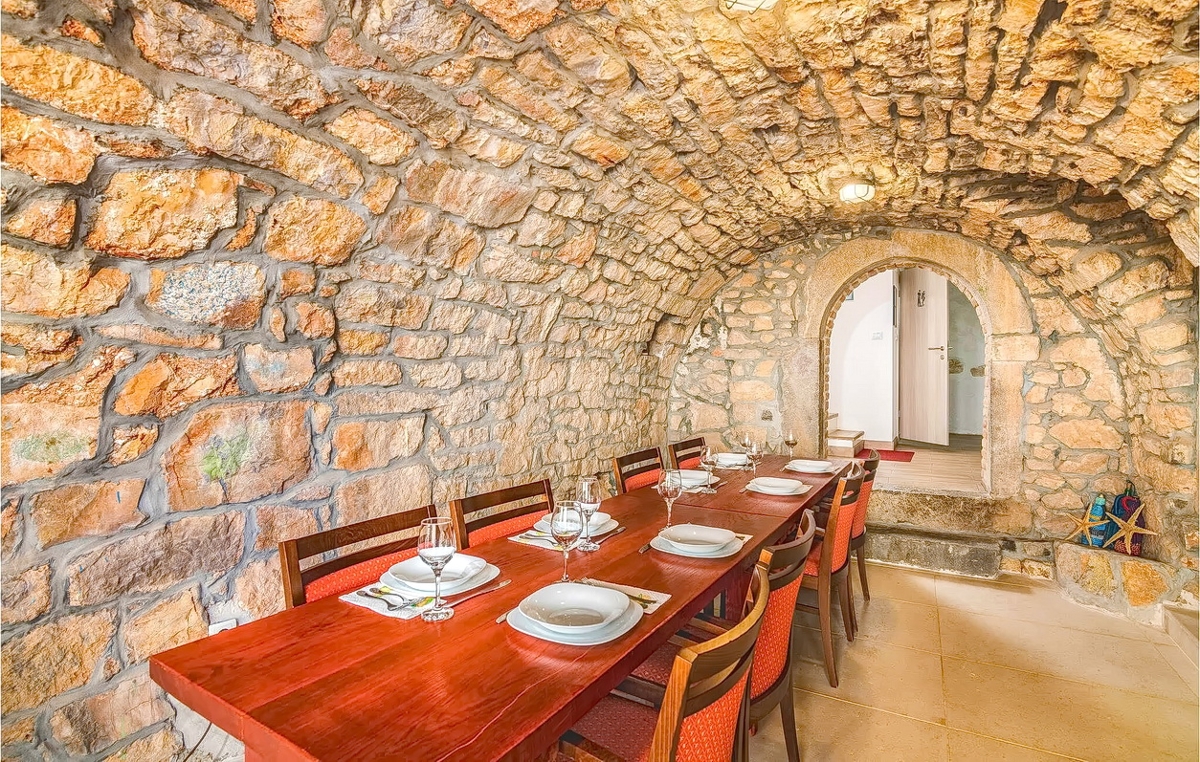 Zona di Krk, casa in pietra con piscina e splendida vista sul mare!