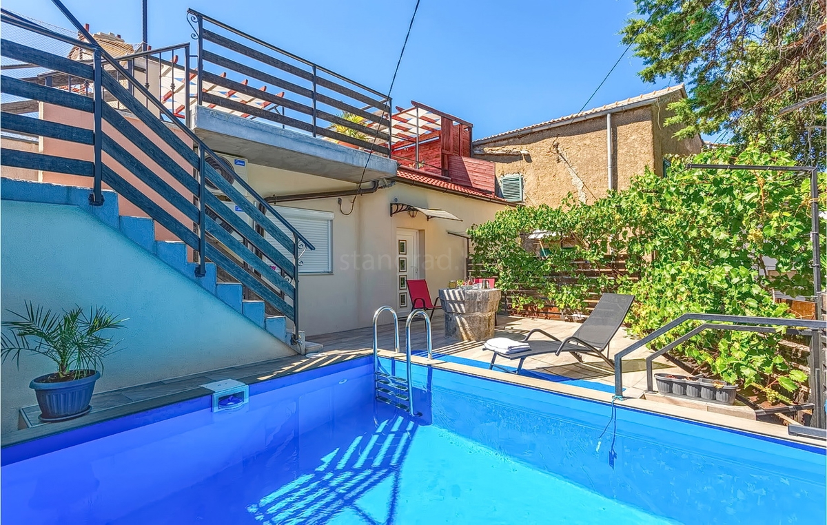 Zona di Krk, casa in pietra con piscina e splendida vista sul mare!