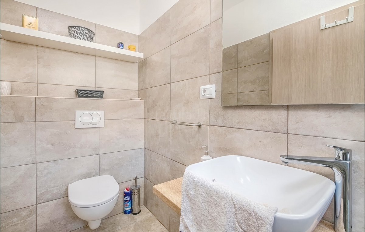 Zona di Krk, casa in pietra con piscina e splendida vista sul mare!