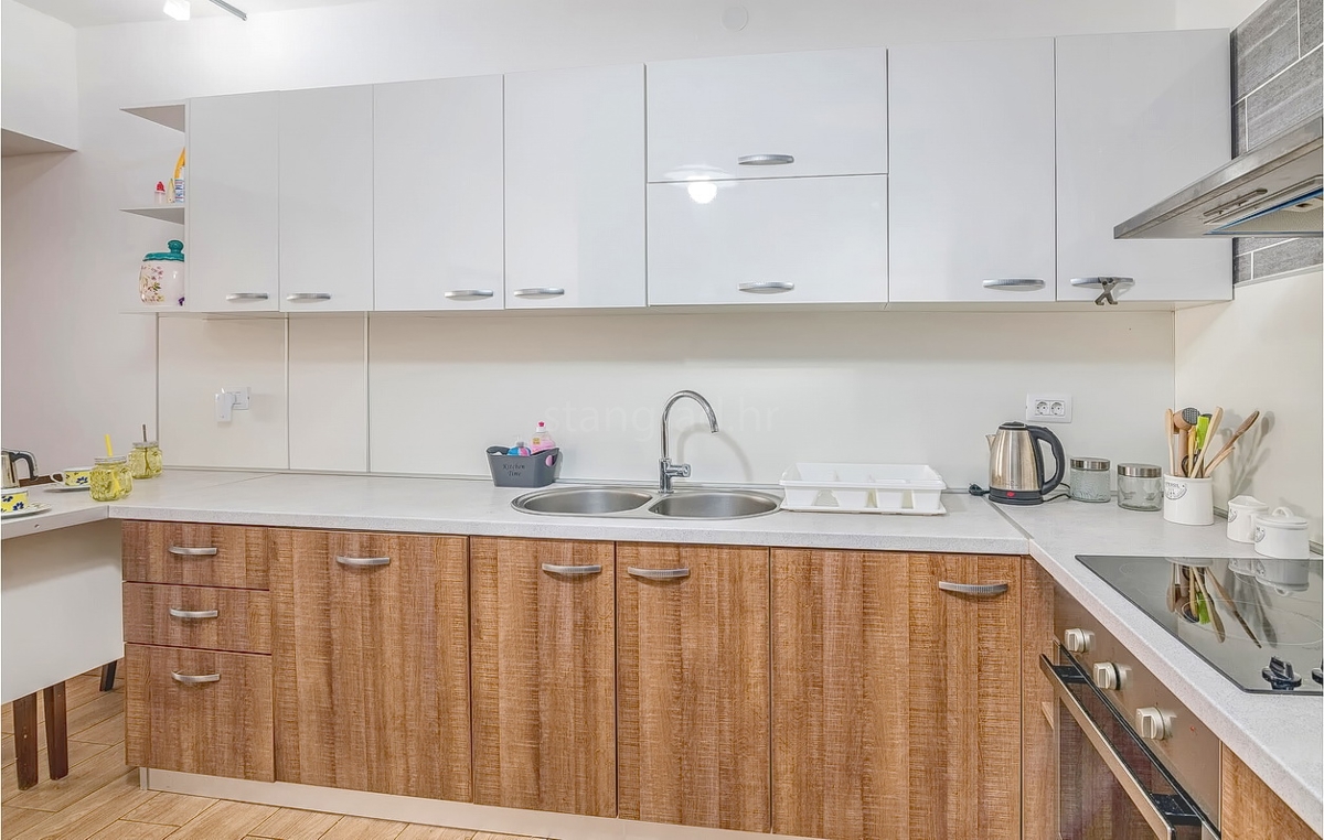 Zona di Krk, casa in pietra con piscina e splendida vista sul mare!