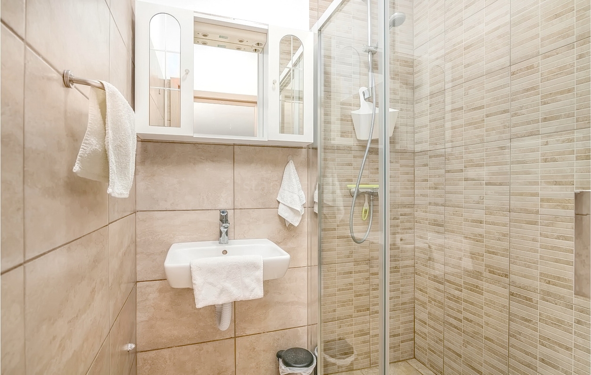 Zona di Krk, casa in pietra con piscina e splendida vista sul mare!