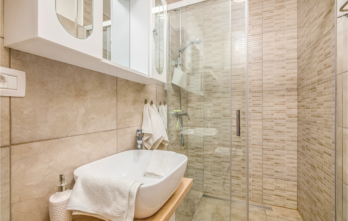 Zona di Krk, casa in pietra con piscina e splendida vista sul mare!