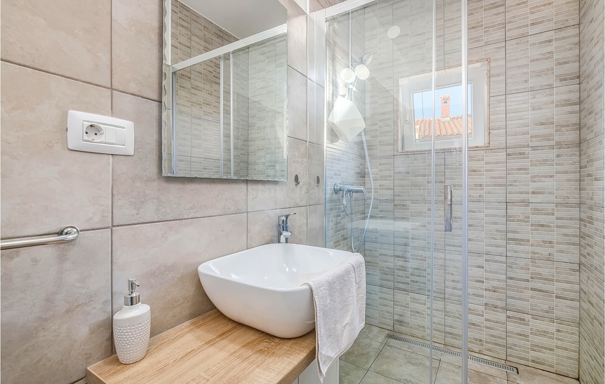 Zona di Krk, casa in pietra con piscina e splendida vista sul mare!