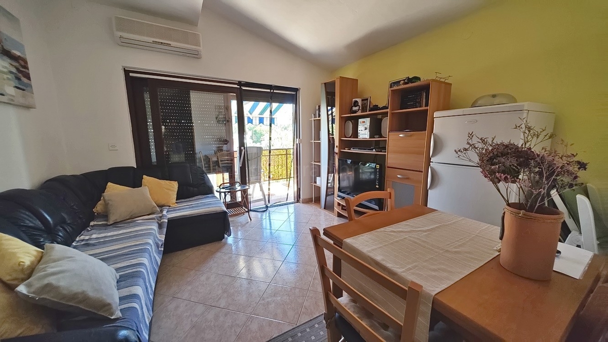 Malinska, appartamento con una camera da letto in un'ottima posizione vicino al mare!