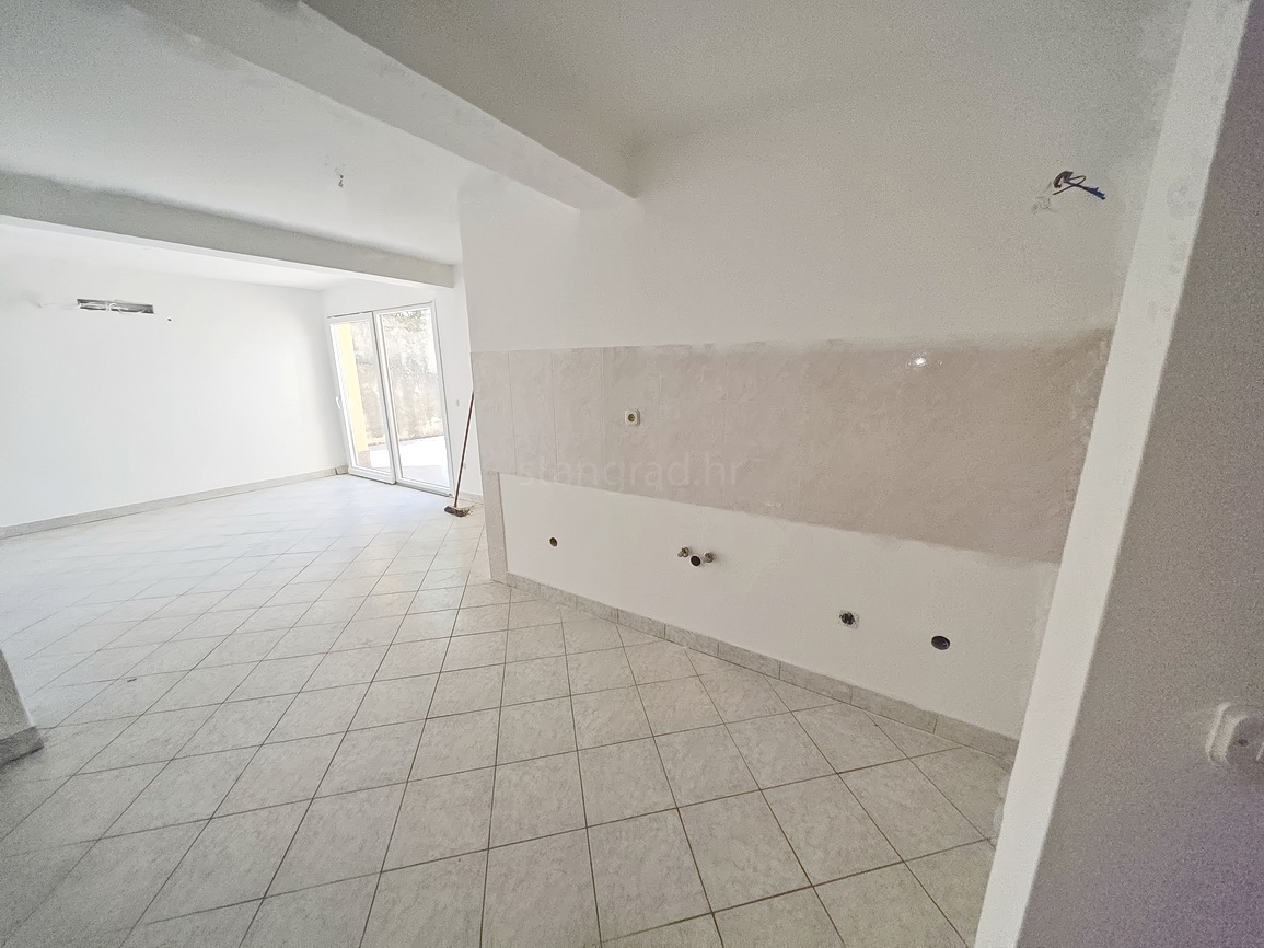 Njivice, appartamento in posizione eccellente con vista sul mare!