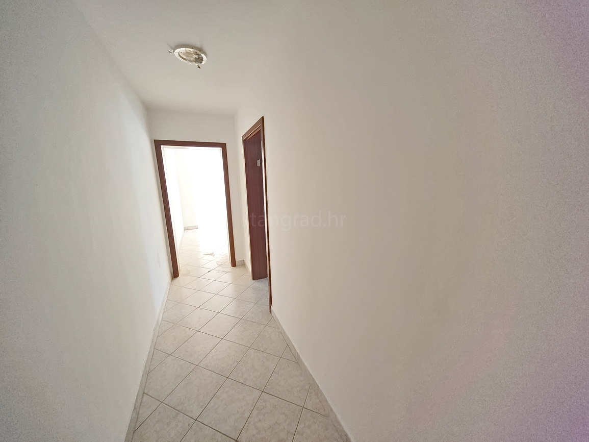 Njivice, appartamento in posizione eccellente con vista sul mare!