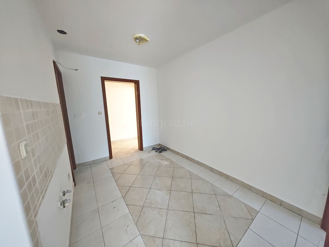 Njivice, appartamento in posizione eccellente con vista sul mare!