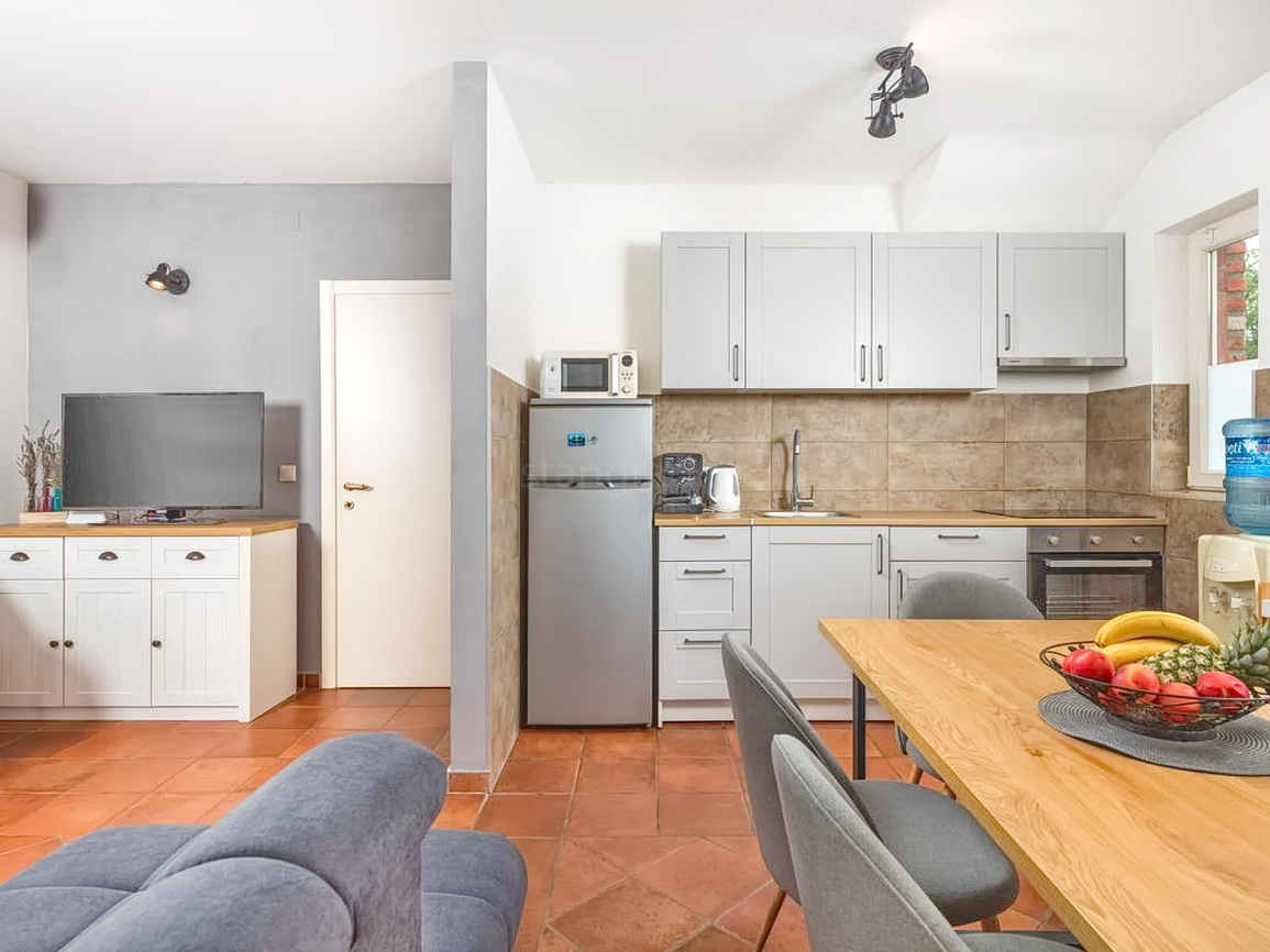 Uvala Soline, casa bifamiliare con piscina e giardino in posizione tranquilla!