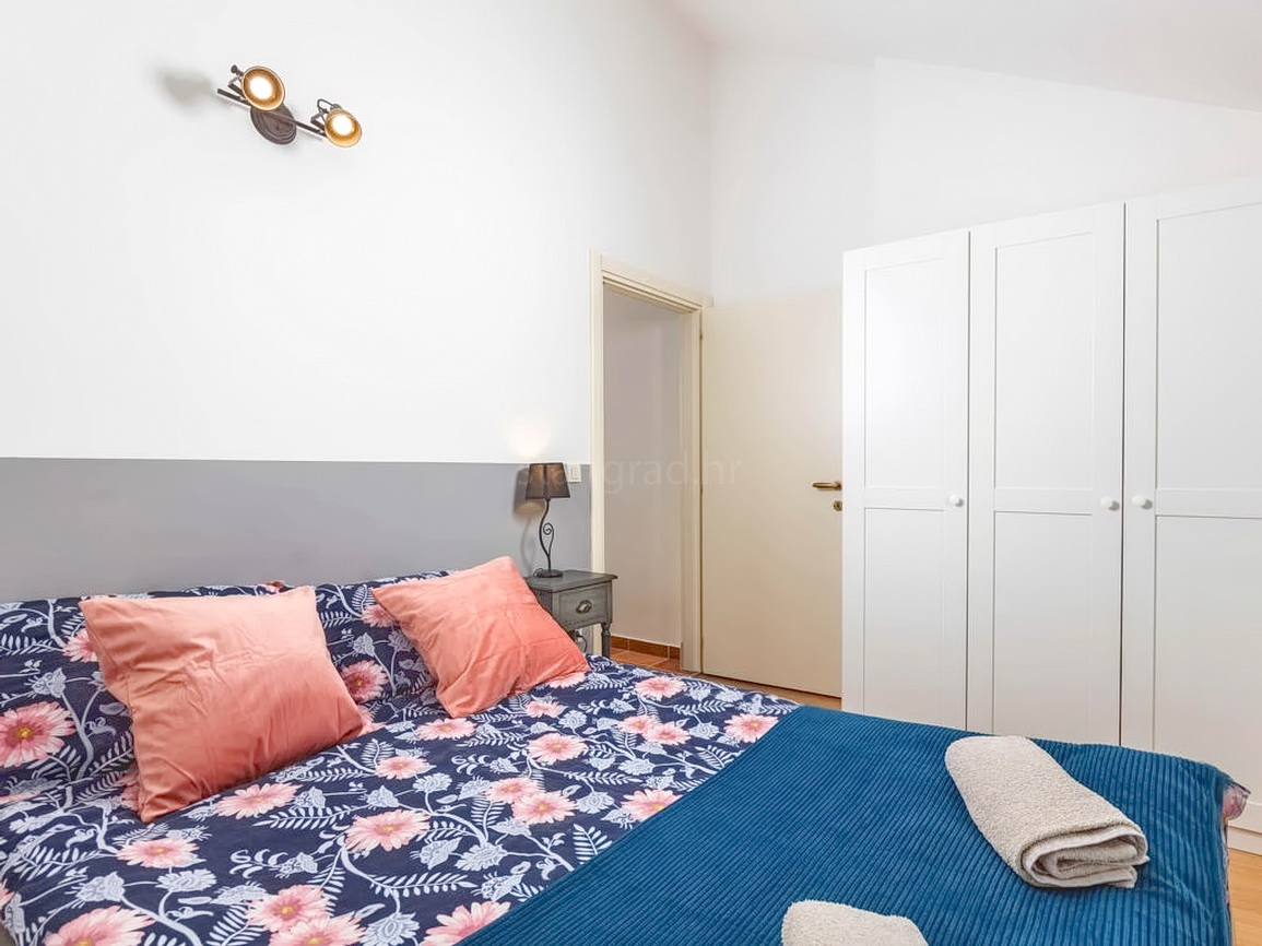 Uvala Soline, casa bifamiliare con piscina e giardino in posizione tranquilla!