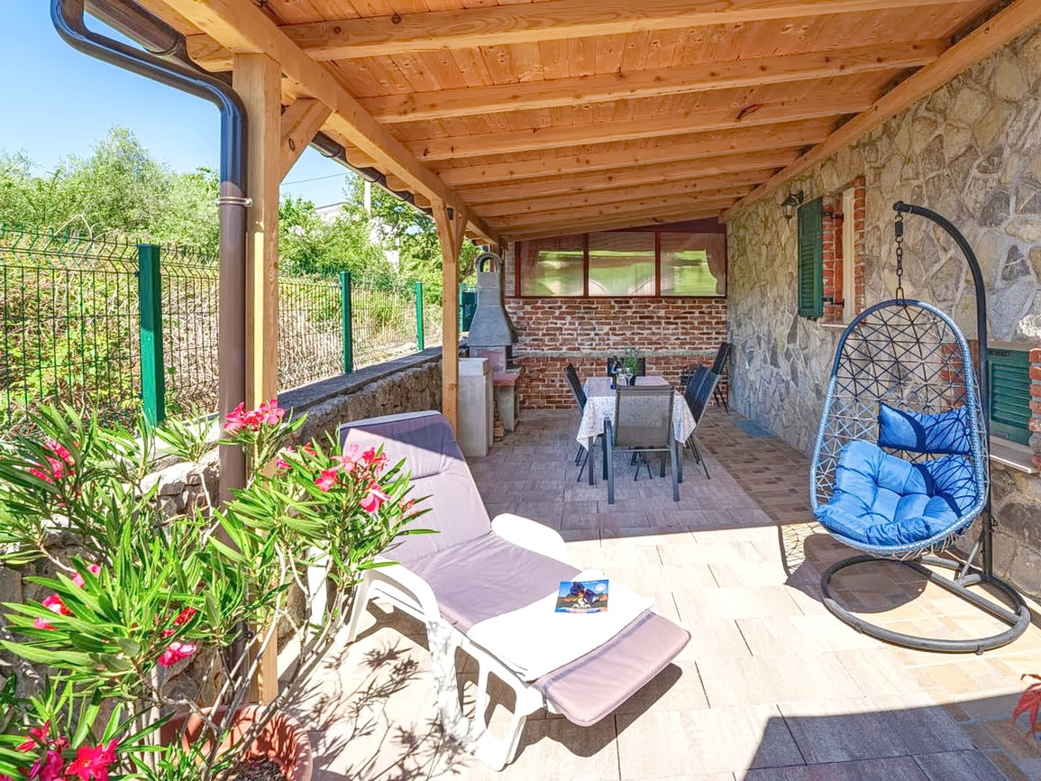 Uvala Soline, casa bifamiliare con piscina e giardino in posizione tranquilla!