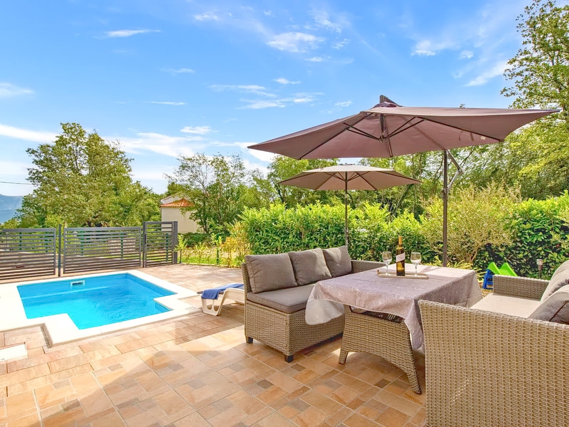 Uvala Soline, casa bifamiliare con piscina e giardino in posizione tranquilla!