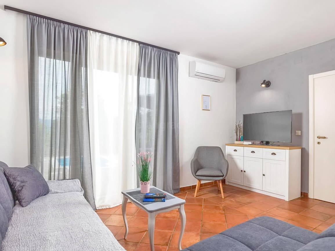 Uvala Soline, casa bifamiliare con piscina e giardino in posizione tranquilla!