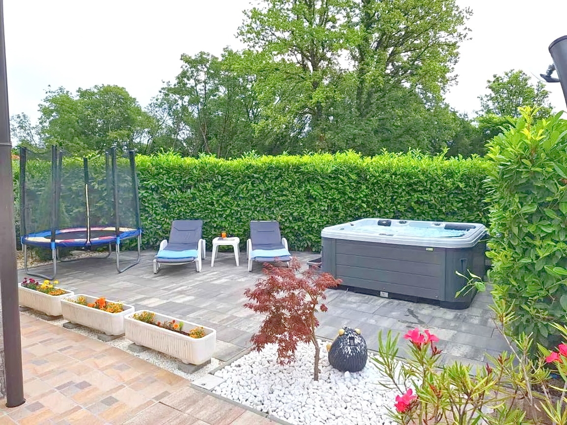 Uvala Soline, casa bifamiliare con piscina e giardino in posizione tranquilla!